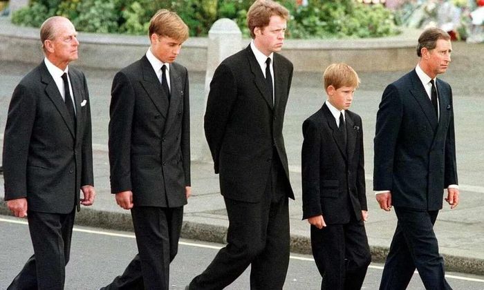 Hoàng tử William và Harry cùng ông nội, cha và cậu trong tang lễ Công nương Diana năm 1997.