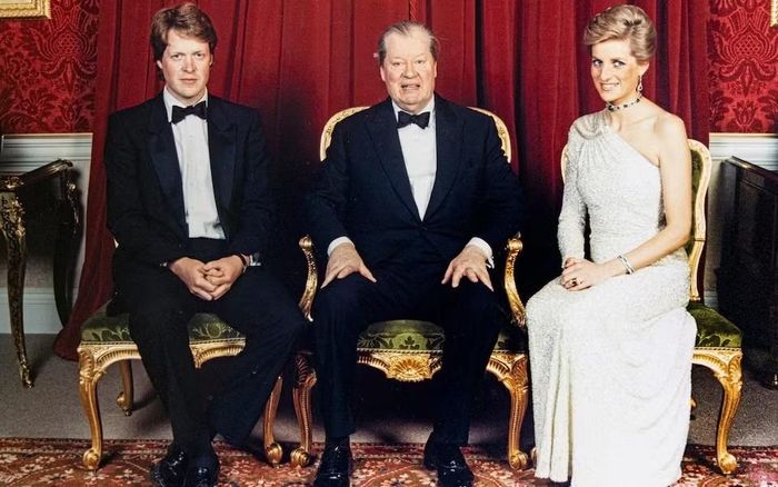 Công nương Diana bên cha và em trai. Ảnh: The Spencer family.