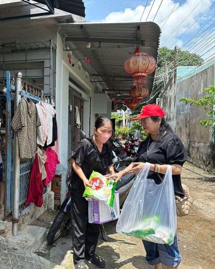 Chị Thu Thủy hỗ trợ phát lương thực, nhu yếu phẩm cho bà con sáng ngày 25/9 . Ảnh: NVCC.