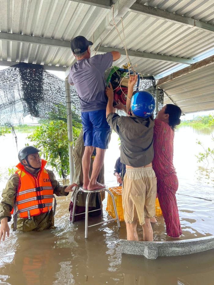 Công an phường Hàm Thắng hỗ trợ người dân trong mùa mưa lũ. Ảnh: Công an phường Hàm Thắng, tỉnh Lâm Đồng.