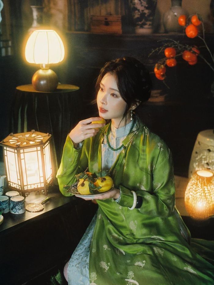 Đáng chú ý, layering (phối nhiều lớp) được ứng dụng vào trang phục truyền thống theo cách trực quan hơn. Thay vì mặc một thiết kế áo dài đơn, người mặc chồng hai lớp áo với màu sắc, chất liệu hoặc cách đóng khuy khác nhau, tạo thêm chiều sâu cho tổng thể. Kỹ thuật này cũng là một trong những cách phối đồ nổi bật của mùa mốt năm nay, khi các lớp trang phục được tận dụng để tạo cấu trúc và hiệu ứng thị giác. Ảnh: @_bachluuduong_.