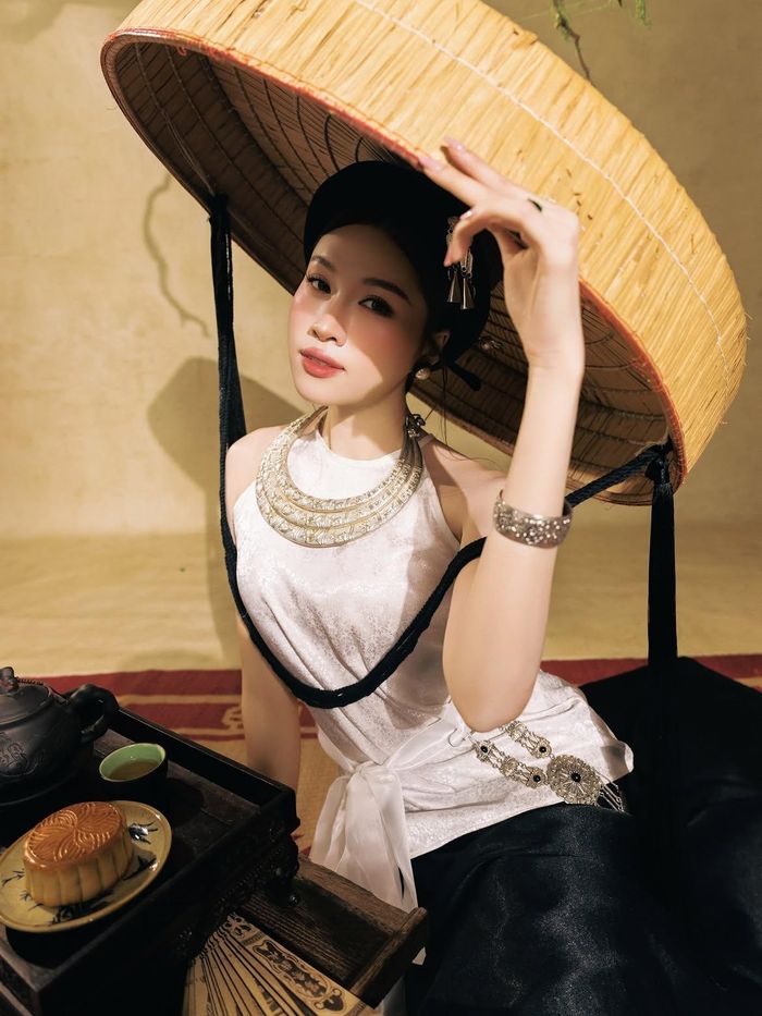 Không chỉ áo dài truyền thống, trang phục lấy cảm hứng từ văn hóa Việt cũng được biến tấu đa dạng trong mùa Trung thu năm nay. Yếm đào, váy đụp, áo dài cách tân hay những thiết kế nhiều lớp xuất hiện trong loạt hình ảnh được các tín đồ thời trang chia sẻ rộng rãi trên mạng xã hội. Ảnh: @mcthanhthanhhuyen.