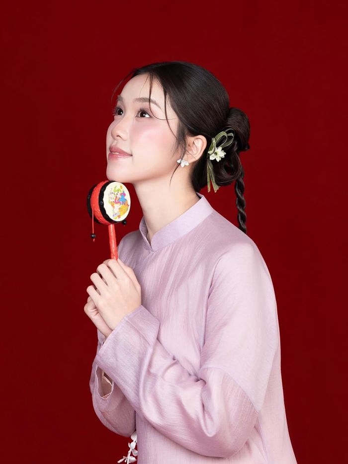 Nhìn từ những lựa chọn trên, trang phục truyền thống dịp Trung thu năm nay không chỉ xoay quanh một kiểu áo dài hay một cách mặc cố định. Yếm đào và váy đụp gợi lại hình ảnh truyền thống, áo dài giữ vai trò chủ đạo, trong khi các chi tiết cách tân và kỹ thuật layering tạo thêm không gian để người mặc thể hiện cá tính. Đặc biệt, với áo dài, việc mặc nhiều lớp đang trở thành một cách làm mới đáng chú ý. Hai lớp áo có thể khác nhau về màu sắc, độ mở của cổ áo hoặc chất liệu nhưng vẫn nằm trong cùng một tổng thể. Cách xử lý này giúp trang phục truyền thống có thêm cấu trúc, đồng thời đưa kỹ thuật phối đồ đương đại vào những thiết kế quen thuộc. Ảnh: @_trinhhavi_.