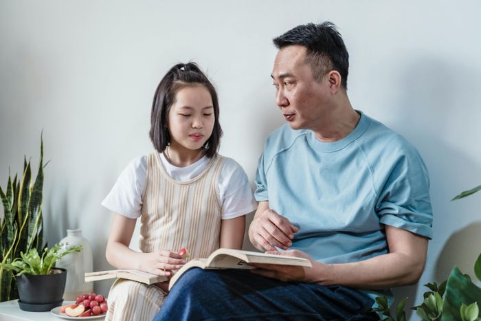  Nuôi dạy con kiểu “trực thăng” có thể được nhận diện qua 3 nhóm hành vi. Ảnh: Pexels.
