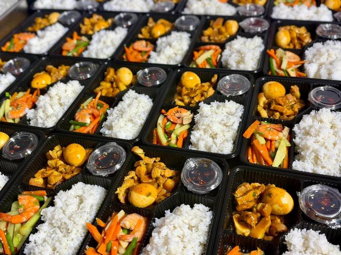  Phần cơm đầy đặn do nhóm chị Phong thực hiện được gửi đến bà con vùng ngập. 