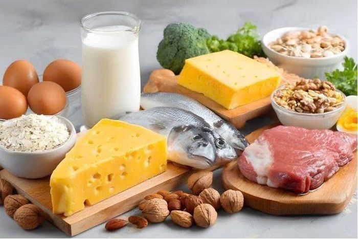  Đa dạng nguồn đạm từ trứng, thịt, cá, hải sản, sữa và các loại đậu giúp bữa ăn cân đối, cung cấp protein cùng nhiều dưỡng chất cần thiết.