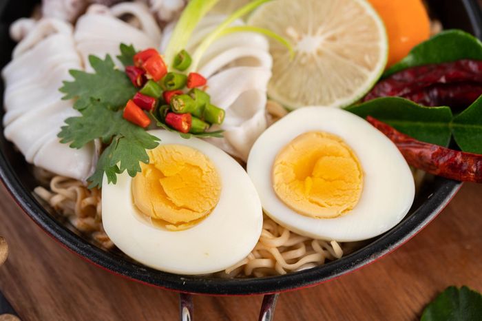  Trứng có thể xuất hiện thường xuyên trong thực đơn, nhưng cần được cân đối với các nhóm thực phẩm khác thay vì chỉ tập trung vào một loại thực phẩm. Ảnh: Magnific. 
