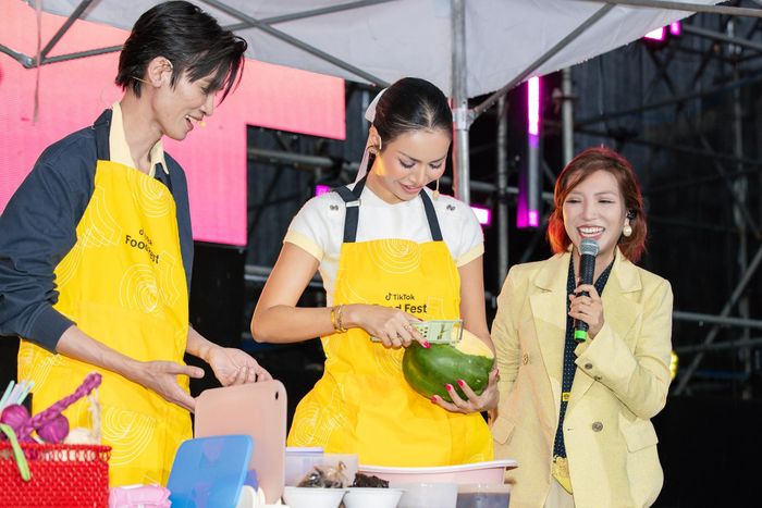  “Tôi tin rằng ẩm thực có thể kết nối con người từ những vùng đất và nền văn hóa khác nhau. TikTok cũng tạo ra một không gian để mọi người khám phá, chia sẻ và kết nối thông qua những nội dung về ẩm thực. Nhưng trên hết, điều đặc biệt là những kết nối ngoài đời thực. Sự kiện hôm nay cho chúng ta cơ hội gặp gỡ, kết nối với nhau vượt lên trên các nền tảng trực tuyến”, Á hậu Miss Cosmo 2024 chia sẻ với Tri Thức - Znews. 