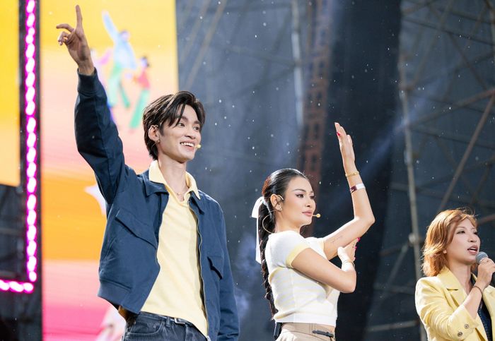  Session “Người Thái ăn đồ Việt” diễn ra trên sân khấu, với sự tham gia của Á hậu Miss Cosmo 2024 và Content Creator Sammy. Các khách mời cùng thực hiện món gỏi khô bò theo khẩu vị yêu thích của Mook và tham gia minigame đoán các món ăn Việt Nam như bánh ram ít, bánh hỏi heo quay... 