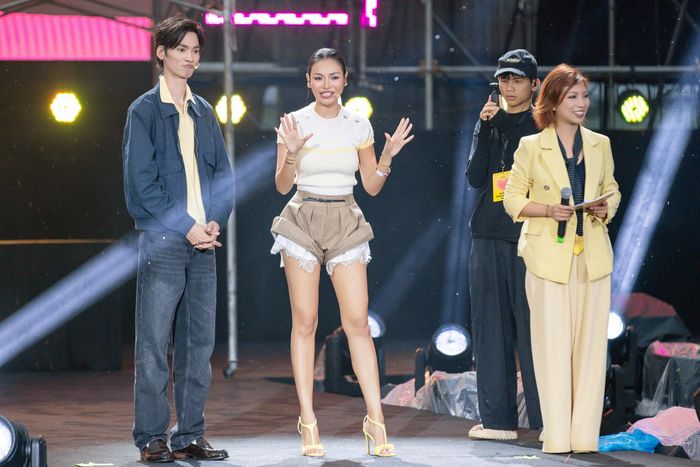  Dù trời đổ mưa, Á hậu Mook vẫn giữ tinh thần thân thiện, vui vẻ và chụp ảnh cùng người hâm mộ trước khi bước vào chương trình giao lưu với khán giả. Cô được biết đến với tình yêu dành cho ẩm thực Việt Nam và thường xuyên chia sẻ trải nghiệm về các món ăn Việt. 