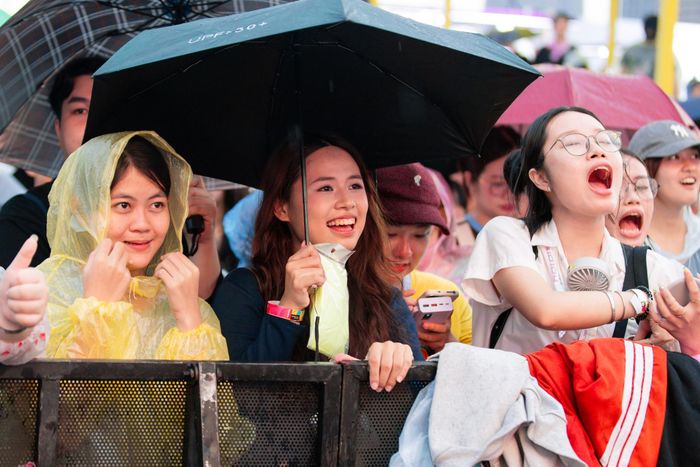  Dù trời mưa, đông đảo khán giả vẫn không giấu được sự phấn khích khi có cơ hội gặp gỡ và giao lưu trực tiếp với Mook. 
