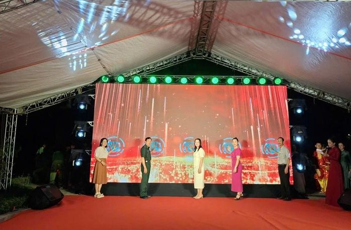 Các đại biểu thực hiện nghi thức khai mạc trưng bày tài nguyên thông tin, tuyên truyền giới thiệu sách và nói chuyện chuyên đề nhân kỷ niệm 150 năm ngày sinh Nhà chí sĩ yêu nước Huỳnh Thúc Kháng.