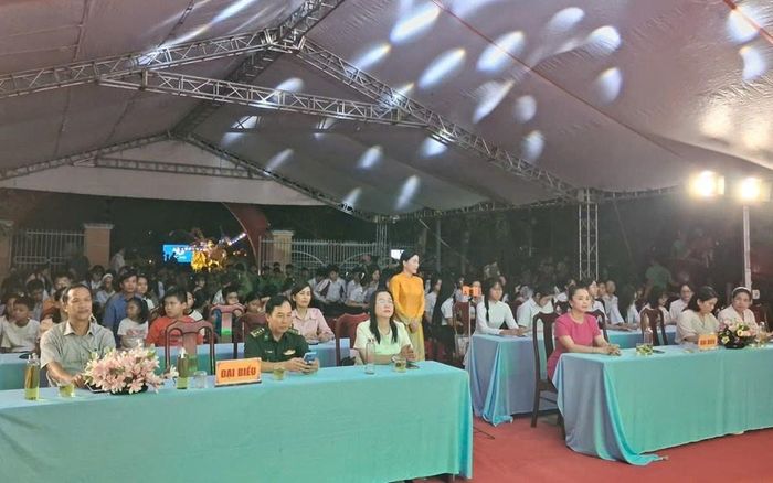 Lãnh đạo Sở VHTTDL TP. Đà Nẵng cùng các đại biểu và đông đảo các em học sinh, người dân tham dự lễ khai mạc.