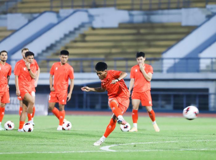  Bộ đôi tân binh Việt kiều Lee Williams Minh Hoàng (áo bib xanh) và Ngô Đăng Khoa (không mặc áo bib) tích cực hòa nhập cùng tuyển Việt Nam. 
