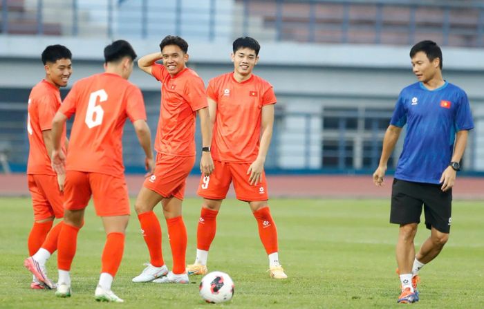  Buổi tập của tuyển Việt Nam diễn ra trong bầu không khí tích cực với nhiều tiếng cười thoải mái. 