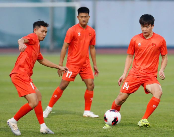 Thông tin đáng chú ý nhất là sự trở lại của Nguyễn Hoàng Đức (bên phải ngoài cùng). Ngôi sao sinh năm 1998 tập riêng với bác sĩ trong buổi tập duy nhất tại Việt Nam sau khi hội quân và buổi tập đầu tiên ở Indonesia hôm 24/9 vì chưa bình phục chấn thương. Trước đó, Hoàng Đức chưa đá trận nào ở cấp CLB sau chung kết lượt về ASEAN Cup 2026 hôm 26/8. Việc số 14 trở lại tập cùng toàn đội cho thấy thể trạng của Đức đã ổn sau một tháng nghỉ thi đấu. 