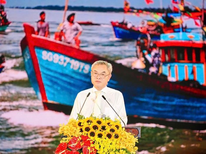 Ông Mai Trung Hưng, Phó Bí thư Đảng ủy, Chủ tịch UBND xã Cần Giờ phát biểu báo công. Ảnh: BTC
