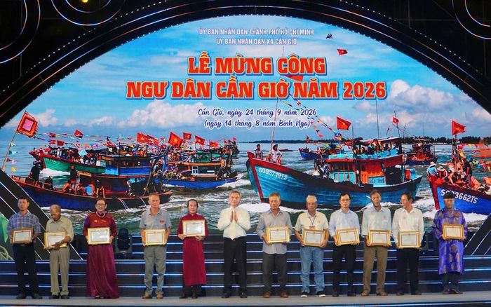 Ông Mai Trung Hưng, Phó Bí thư Đảng ủy, Chủ tịch UBND xã Cần Giờ trao tặng giấy khen đến các tập thể, cá nhân có đóng góp trong công tác bảo tồn, tu bổ Lăng Ông Thủy Tướng. Ảnh: BTC