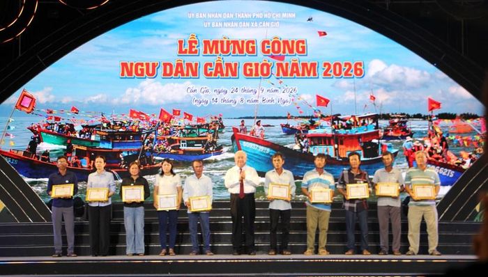 Ông Nguyễn Ngọc Vũ, Bí thư Đảng ủy xã, Chủ tịch HĐND xã Cần Giờ trao tặng giấy khen đến các tập thể, cá nhân có thành tích xuất sắc trong sản xuất, nuôi trồng và đánh bắt thủy sản