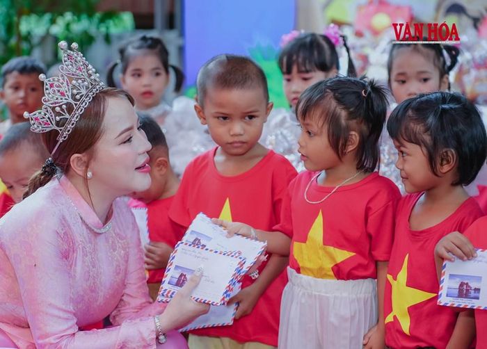 Phần quà ý nghĩa Hoa hậu nhân ái Nguyễn Bình dành cho học sinh vùng khó