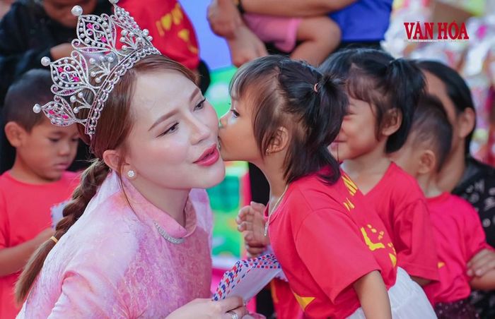 Nụ hôn cảm ơn của một học sinh dành cho Hoa hậu nhân ái Nguyễn Bình