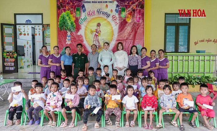 Hoa hậu nhân ái Nguyễn Bình chụp ảnh cùng giáo viên và học sinh trường mầm non Kim Ngân