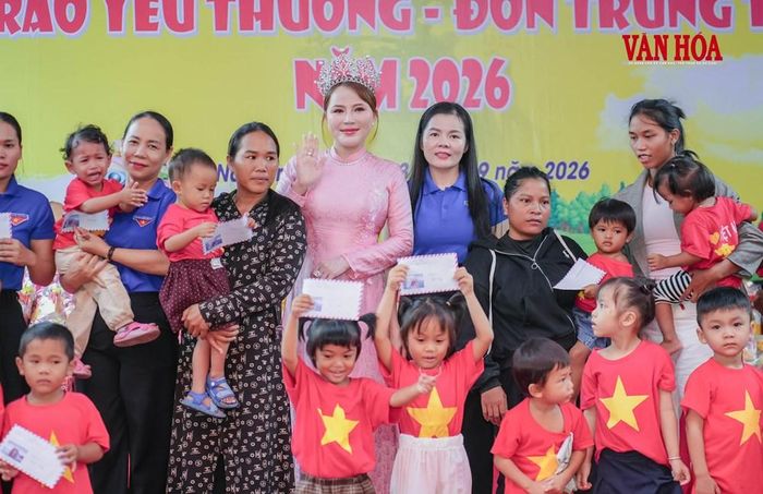 Cô trò trường mầm non xã Nam Trạch điểm trường Khe Gát chụp ảnh lưu niệm cùng Hoa hậu nhân ái Nguyễn Bình
