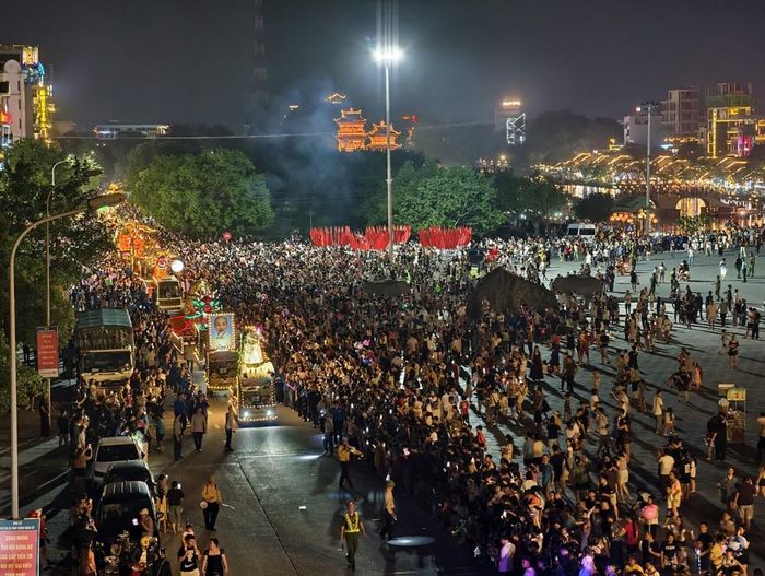 "Biển người" chật kín hai bên đường Tràng An xem diễu hành mô hình đèn lồng