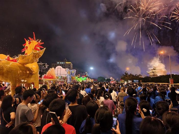 "Biển người" kéo dài gần 2km từ ngã tư Tràng An, hồ Kỳ Lân đến cổng Tam Quan để thưởng thức màn bắn pháo hoa