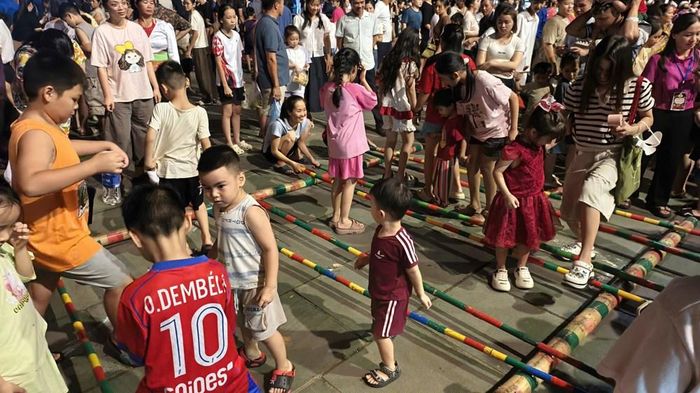 Các em nhỏ khá thích thú khi được chơi các trò chơi dân gian như: nhảy sạp, đi cà kheo...
