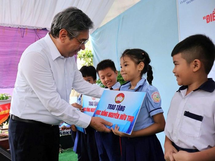 Ủy viên Ban Chấp hành Trung ương Đảng, Phó Bí thư Thành ủy, Chủ tịch Ủy ban MTTQ Việt Nam TP.HCM Nguyễn Phước Lộc trao học bổng Nguyễn Hữu Thọ cho các em học sinh có hoàn cảnh khó khăn