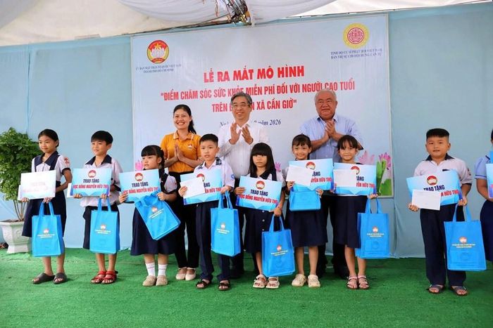 Đại biểu trao học bổng cho các em học sinh