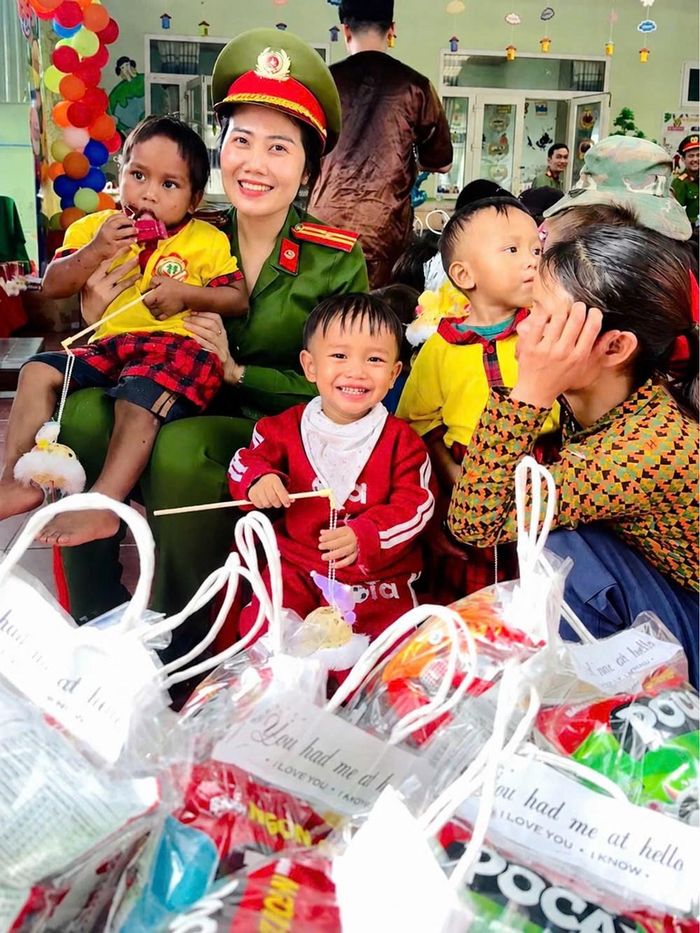 Cán bộ Hội Phụ nữ Công an phường An Hải đến thăm, giao lưu với trẻ em tại Trung tâm Nuôi dạy trẻ mồ côi TP Đà Nẵng