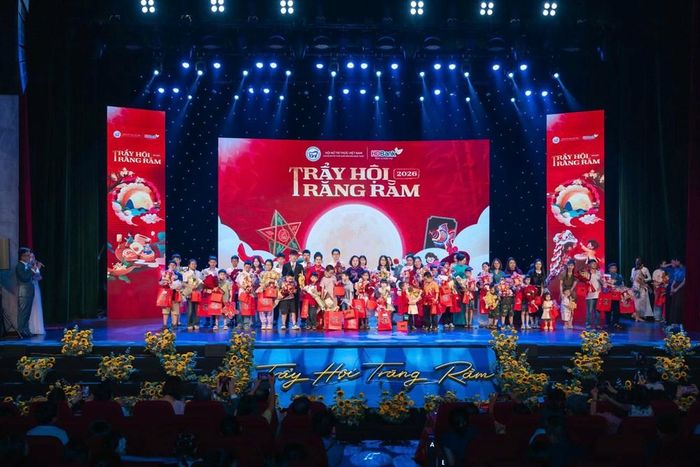 BTC trao quà Trung thu cho 40 em nhỏ có hoàn cảnh khó khăn, con thương binh, con gia đình liệt sĩ đến từ Hà Nội, Phú Thọ, Hà Nam và Hải Phòng