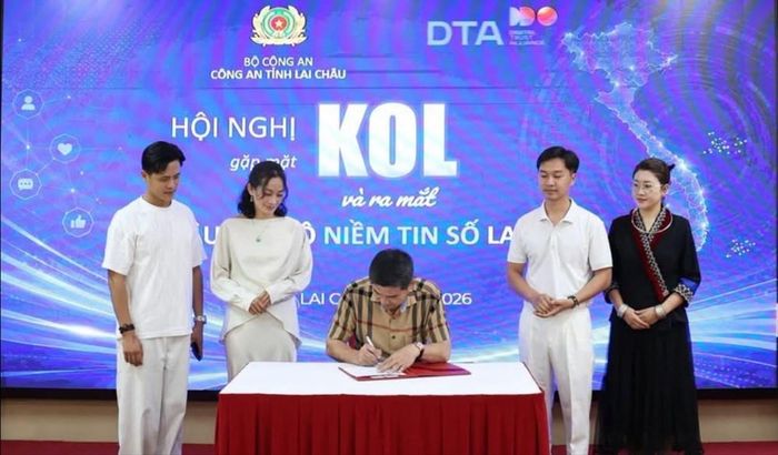 Ký kết giao ước tuân thủ pháp luật và quy tắc ứng xử trên không gian mạng. Ảnh: Công an tỉnh Lai Châu