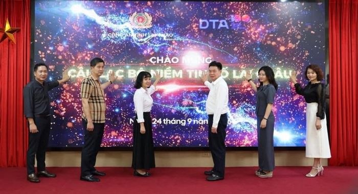 Các đại biểu thực hiện nghi thức ra mắt CLB Niềm tin số Lai Châu. Ảnh: Công an tỉnh Lai Châu
