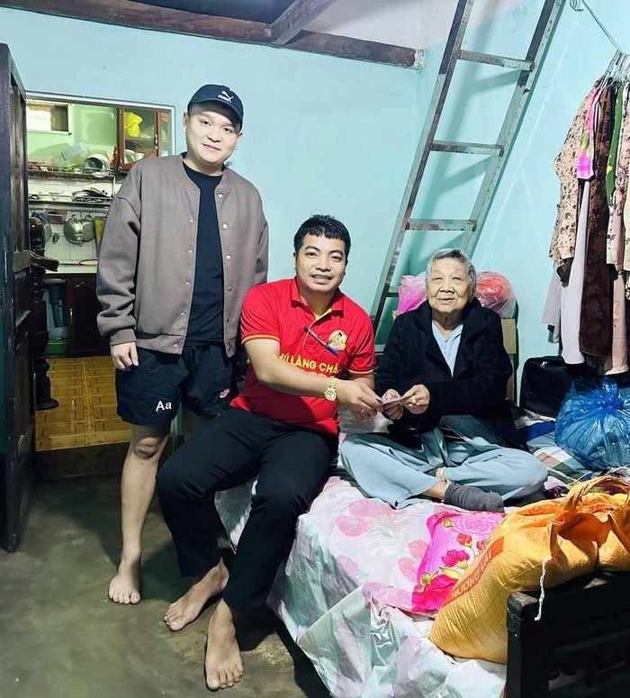 Anh Đỗ Quốc Phú (giữa) trong một chuyến làm thiện nguyện. Ảnh: NVCC