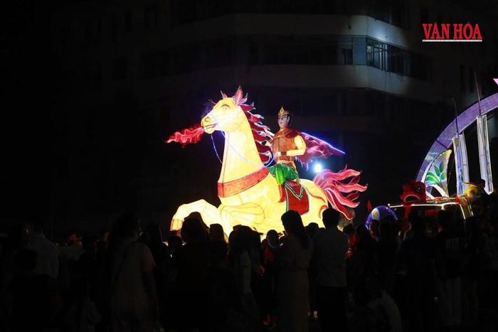 Mô hình đèn lồng Phù Đổng Thiên Vương, tái hiện hình tượng Thánh Gióng - nhân vật gắn với truyền thuyết về người anh hùng cưỡi ngựa sắt, cầm roi sắt đánh giặc
