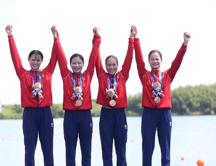 Lê Thị Hiền (bìa trái) cùng các đồng đội trên bục nhận huy chương