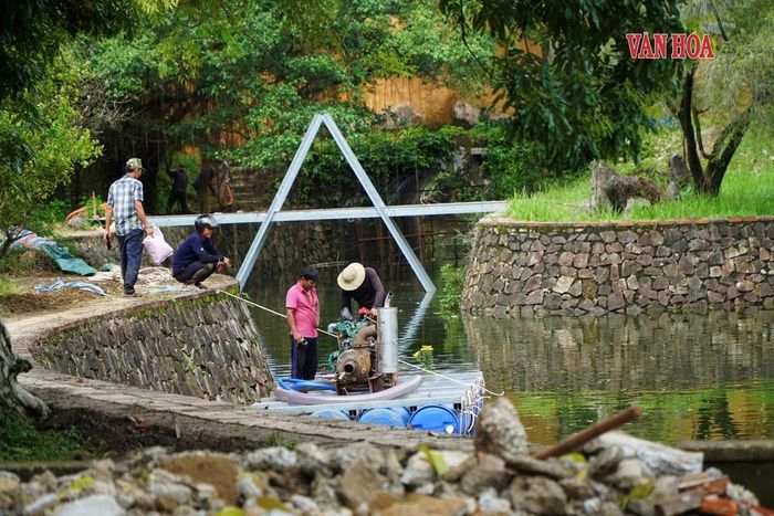 Thi công nạo vét, khơi thông dòng chảy cho hồ Ngọc Dịch và các cống xung quanh hồ. Ảnh: S.Thùy