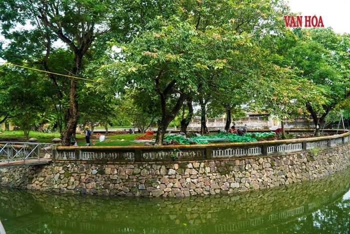 Thi công chỉnh trang cảnh quan, phục hồi không gian trên đảo. Ảnh: S.Thùy