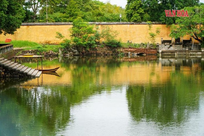 Một góc hồ Ngọc Dịch, khu vực kè đá bị sụt lún, xuống cấp. Ảnh: S.Thùy