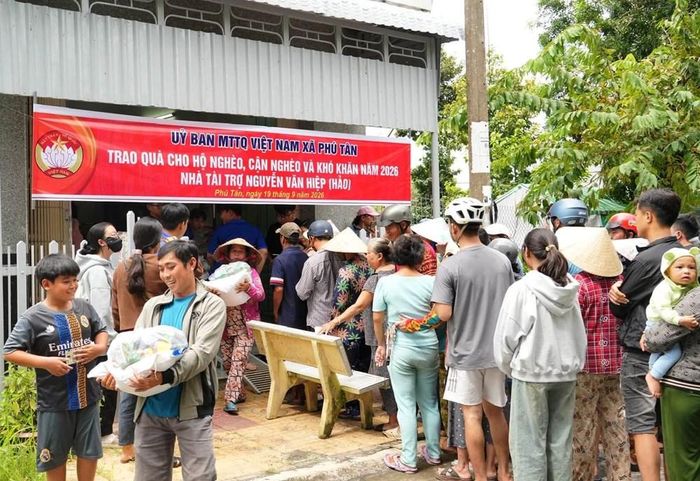 Ủy ban Mặt trận Tổ quốc Việt Nam xã Phú Tân trao quà cho hộ nghèo, cận nghèo và khó khăn năm 2026
