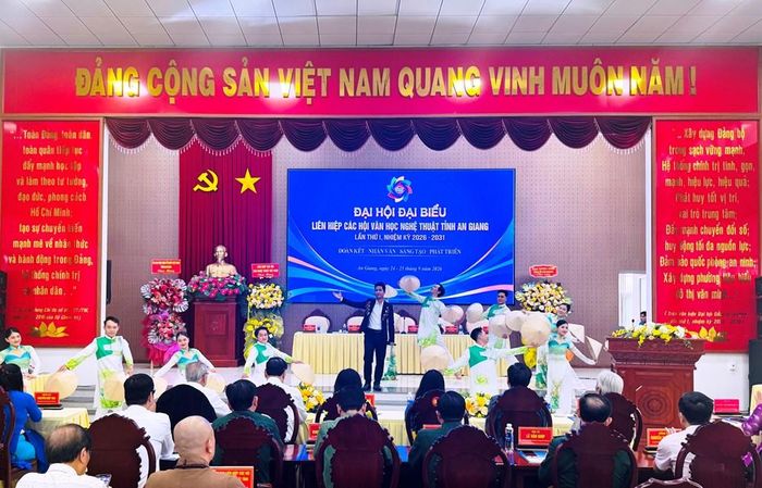 Chương trình văn nghệ của Trung tâm Văn hóa Nghệ thuật tỉnh chào mừng Đại hội