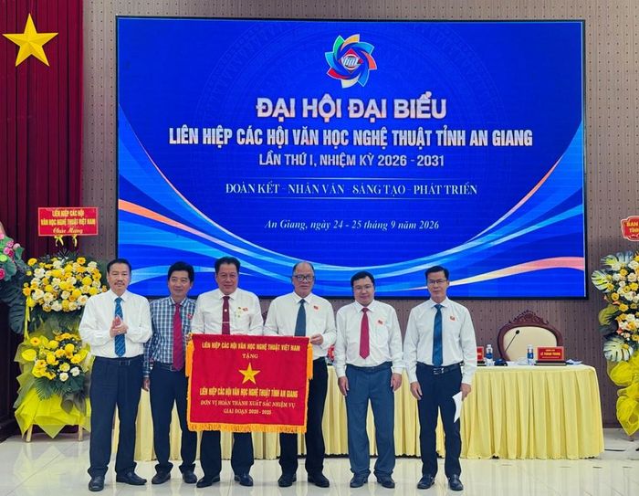 Liên hiệp các Hội Văn học Nghệ thuật Việt Nam tặng cờ thi đua cho Liên hiệp các Hội Văn học Nghệ thuật tỉnh An Giang tại Đại hội