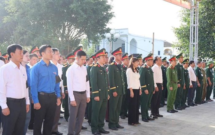 Các đại biểu dành một phút mặc niệm, tưởng nhớ các Anh hùng liệt sĩ đã hy sinh vì độc lập, tự do của Tổ quốc. Ảnh: Bộ CHQS tỉnh Điện Biên