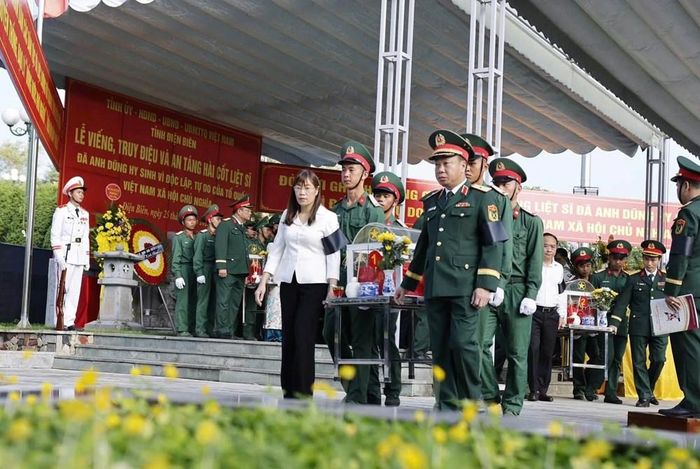 Hài cốt các liệt sĩ được tổ chức truy điệu, an táng trong sự tri ân sâu sắc. Ảnh: Bộ CHQS tỉnh Điện Biên