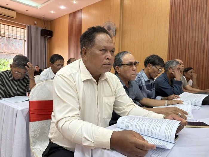 Ông Y Mưng Niê (áo trắng) là một trong 220 già làng, trưởng thôn, người có uy tín tiêu biểu được tỉnh Đắk Lắk gặp mặt, biểu dương năm 2026