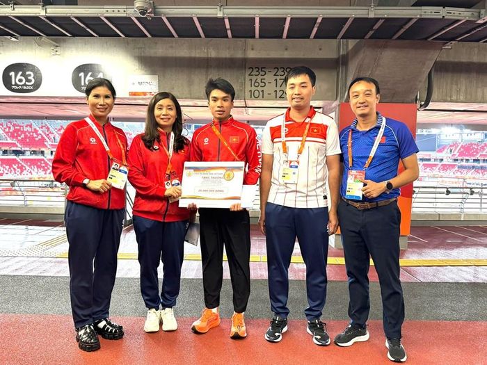 Đại tá Nguyễn Thị Thúy Thanh trao thưởng cho VĐV Lê Ngọc Phúc. Ảnh: Vân Sa