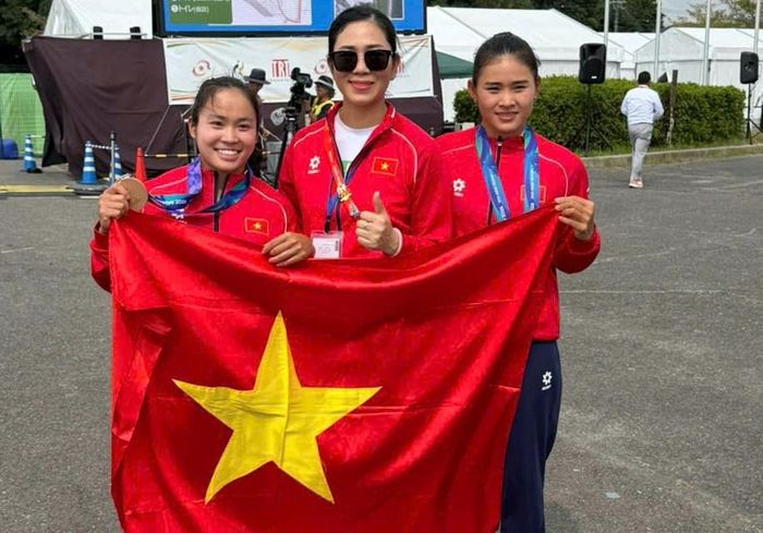 Đại tá Nguyễn Thị Thúy Thanh cùng 2 tuyển thủ Diệp Thị Hương và Nguyễn Thị Hương. Ảnh: Bùi Lượng